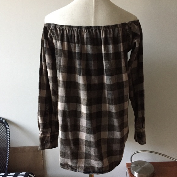 UO | Urban Renewal Off-Shoulder Button down Shirt - Picture 3 of 11